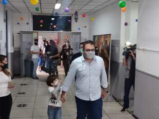 Alan Guedes com o filho no momento em que chegava para votar (Foto: Helio de Freitas)