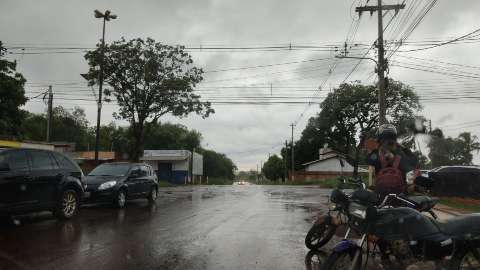 Chuva começa a cair em Dourados e anuncia chegada de temporal dia de eleição 