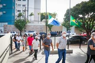 Chegada de eleitores para votação na Escola Estadual Lúcia Martins Coelho, em Campo Grande (Foto: Henrique Kawaminami)