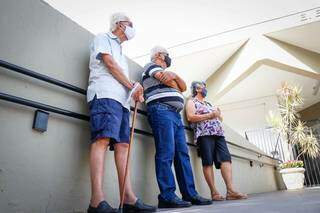 Grupo de risco, idosos não deixaram de cmparecer nas urnas. (Foto: Henrique Kawaminami)