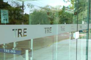 Porta de vidro na sede do TRE, em Campo Grande (Foto: Kísie Ainoã)