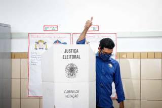 Harfouche é candidato a prefeito de Campo Grande e votou em escola na Vila Planalto. (Foto: Henrique Kawaminami)