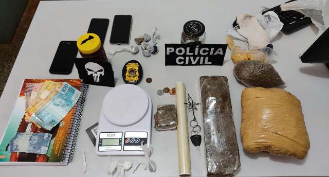 Rapaz e m&atilde;e s&atilde;o presos e adolescente apreendida por tr&aacute;fico de drogas 