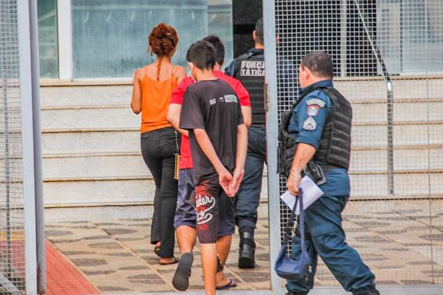 Mais tr&ecirc;s s&atilde;o detidos na Capital por tirar foto de urna e usar documentos falsos
