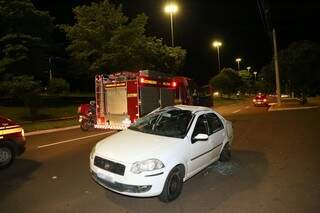 Carro capotou na noite deste domingo (15) nos altos da Afonso Pena. (Foto: Paulo Francis)