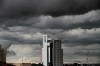 Previsão é de tempestade na Capital. (Foto: Marcos Maluf)