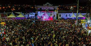 Multidão no Carnaval do Capivara Blasé em fevereiro de 2020 na Esplanada Ferroviária. (Foto: Helton Perez/Vaca Azul)