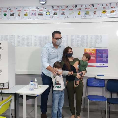 Alan Guedes vota e aposta em indecisos para vencer elei&ccedil;&atilde;o em Dourados