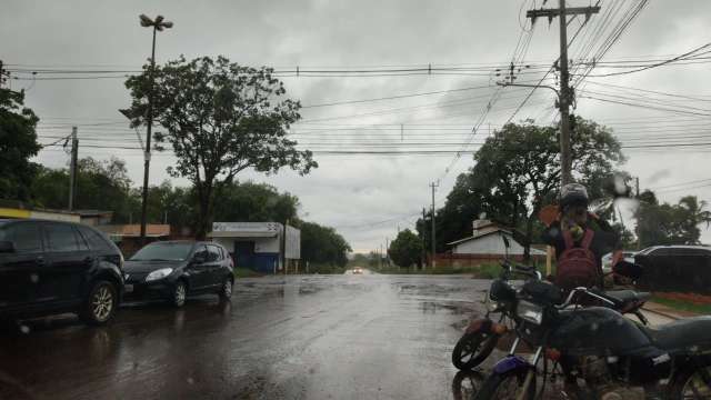 Chuva come&ccedil;a a cair em Dourados e anuncia chegada de temporal dia de elei&ccedil;&atilde;o 