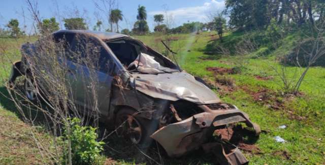 Motorista perde controle de dire&ccedil;&atilde;o e capota carro &agrave;s margens da BR-060