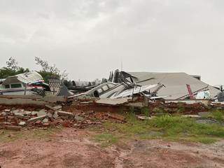 Tempestade com ventos derruba parte de hangar e destr&oacute;i aeronaves