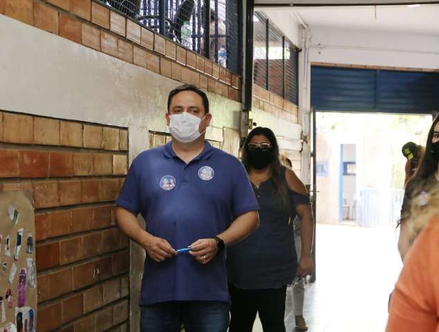 &ldquo;Caneta azul, azul caneta&rdquo;, M&aacute;rcio Fernandes chega cantando para votar