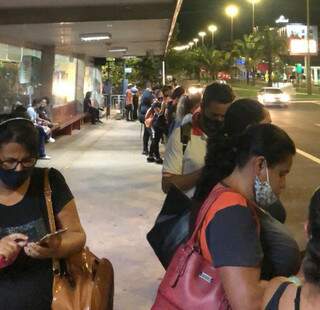 Passageiros aguardando ônibus no ponto de integração do Shopping Campo Grande. (Foto: Direto das Ruas)