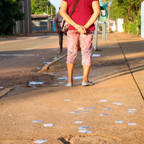 Manh&atilde; de elei&ccedil;&atilde;o tem santinhos espalhados nas ruas da Capital