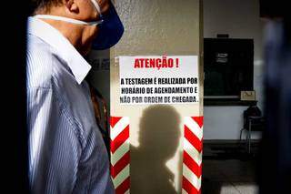 Hoje ponto eleitoral, Escola Lúcia Martins Coelho também recebe diariamente casos confirmados e suspeitos da covid-19. (Foto: Henrique Kawaminami)