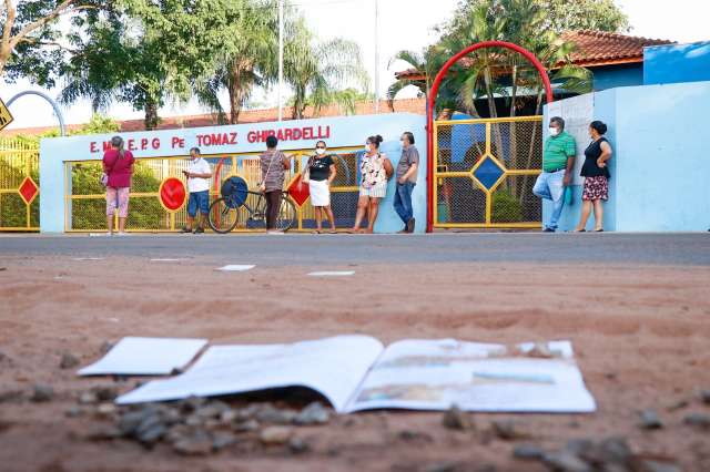 Eleitores chegam para votar antes das urnas