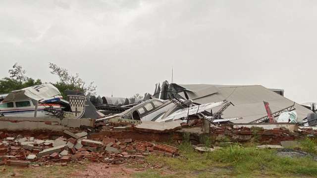 Tempestade com ventos derruba parte de hangar e destr&oacute;i aeronaves