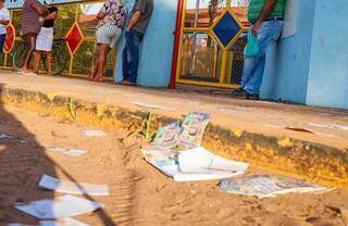 Santinhos jogados durante a madrugada em frente a zonas eleitorais da Capital. (Foto: Henrique Kawaminami)