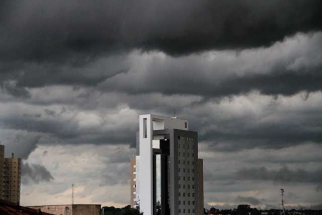 Tempo fecha na Capital e em alguns bairros a chuva já chegou