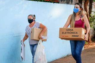 Eleitores chegam para votar antes das urnas
