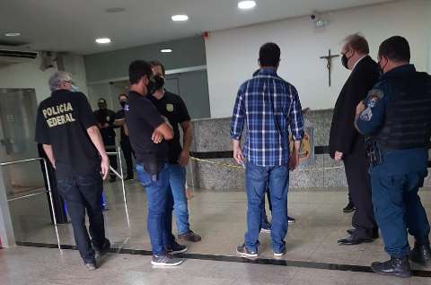 Candidato a vereador &eacute; levado &agrave; PF por desrespeitar mes&aacute;rio