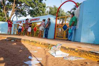 Santinhos jogados em frente da Escola Municipal Pe. Tomaz Ghirardelli. (Foto: Henrique Kawaminami)