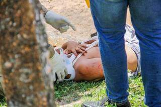 Criança foi socorrida com suspeita de fratura e escoriações pelo corpo. (Foto: Silas Lima)