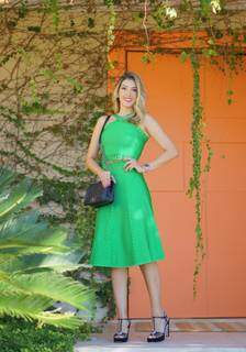 Bárbara Queiroz, 29 anos, com bolsa do seu brechó &#34;Fancy Style&#34; em Campo Grande.