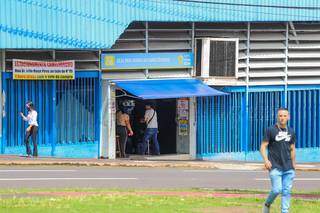 Homem tenta furtar camel&oacute;dromo, mas cai de telhado e vai preso