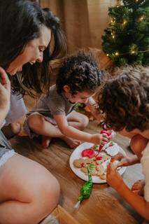Marcela e os filhos decorando biscoitinhos de Natal. (Foto: Marcela Serra Fotografia)