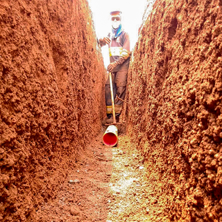 Funcionário da Águas Guariroba trabalha em obra de ligação de esgoto. (Foto: Divulgação)