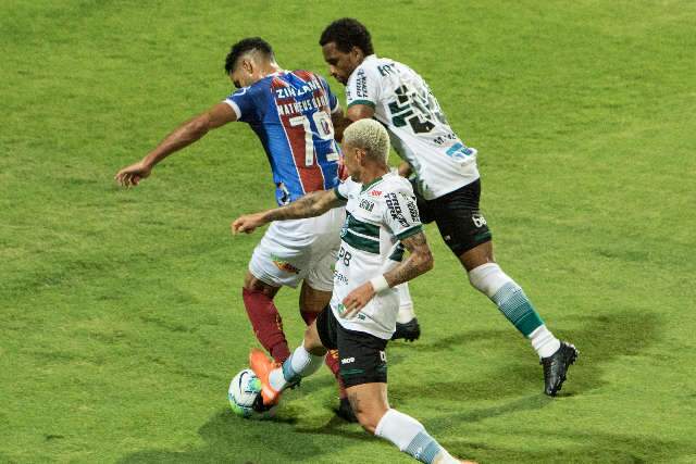 Bahia vence fora, afunda Coritiba na degola e v&ecirc; G6 mais pr&oacute;ximo