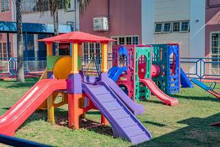 Parquinho para menores e outro para maiores, piscina, quadra e tudo para o desenvolvimento do seu filho (a). ( Foto : Divulgação)