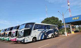 Os ônibus que foram parados pela PRF no posto da saída para Corumbá. (Foto: Paulo Francis)