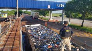 Caminh&atilde;o &eacute; apreendido com 25 toneladas de baterias de ve&iacute;culos