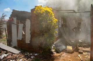 No local ainda há fumaça do incendio que destruiu residência (Foto: Marcos Maluf)