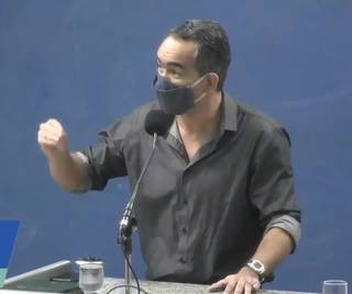 Sandro Benites, em julho, no plenário da Câmara na defesa do uso dos medicamentos. (Foto/Reprodução)