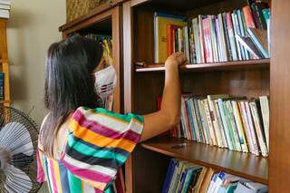 Estante de livros em escritório da família é compartilhada. (Foto: Kísie Ainoã)