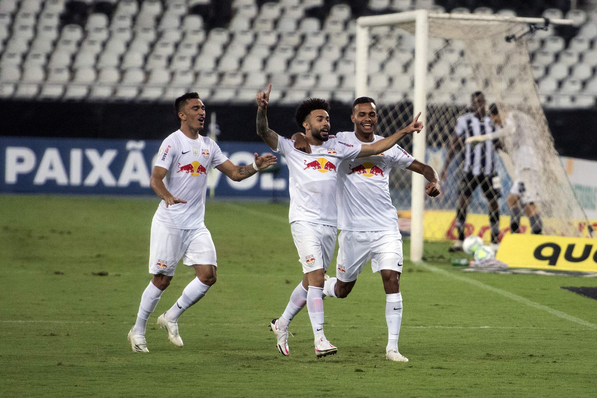 Botafogo leva gol do Santos nos acréscimos, fica no empate e chega