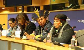 Líder Guarani-Kaiowå, Inaye Lopes Gomes (a direita) foi eleita vereadora em Miranda. Na foto, ela participa de evento internacional outra liderança, Daniel Lemes Vasques. (Foto: Brasil Mongabay)