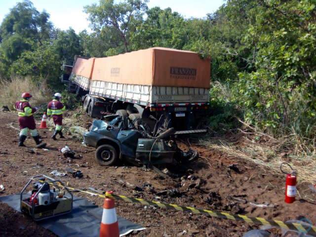 Motorista morre decapitado em acidente envolvendo carro e carreta na BR-163