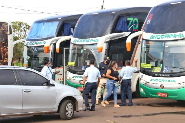 PRF intercepta comboio de seis &ocirc;nibus com bolivianos na BR-262