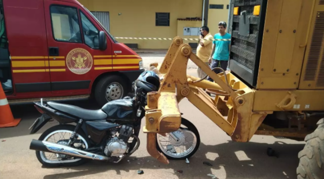 Motociclista morre ao atingir motoniveladora estacionada