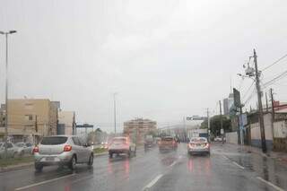 Chuva na Avenida Fernando Correa da Costa, em Campo Grande (Foto: Marcos Maluf)