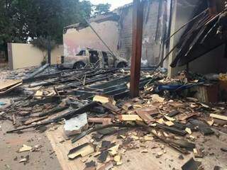 Casa e caminhonete da família Zacarias destruídos por explosivos, em dezembro de 2018 (Foto: Arquivo)