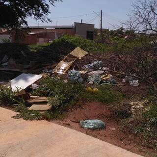 Terreno lotado de lixo no Parque Iguatemi, em Campo Grande. (Foto: Direto das Ruas)