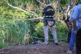 Policial observa corpo encontrado na região do Ceuzinho em maio. (Foto: Paulo Francis)