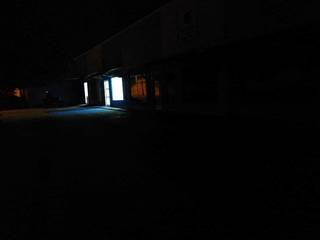 Na rua da Vila Carlota só existe a iluminação do cmercio da Dona Telma. (Foto:Direto das Ruas )