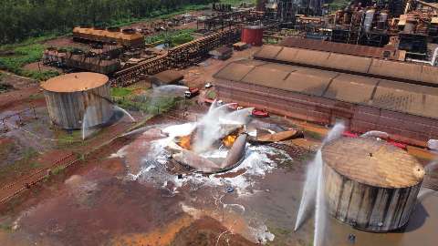Bombeiros continuam em busca de funcion&aacute;rio que desapareceu ap&oacute;s explos&atilde;o