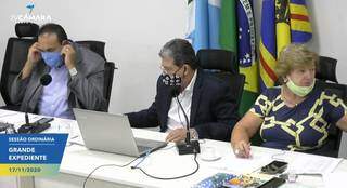 Vereadores Carlos Borges (PSB) e João Rocha (PSDB) durante sessão (Foto: Reprodução - Facebook)